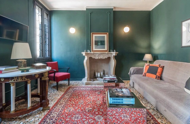 Chic, Newly Renovated Apartment in the Best Location in Town