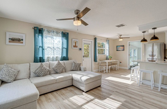 Chic Port Charlotte Home ~ 9 Mi to Englewood Beach
