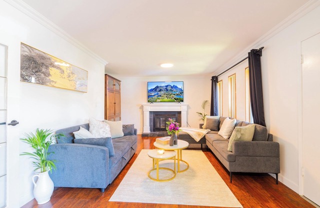 Chic Private Modern Home with All Amenities: Your Perfect Getaway!