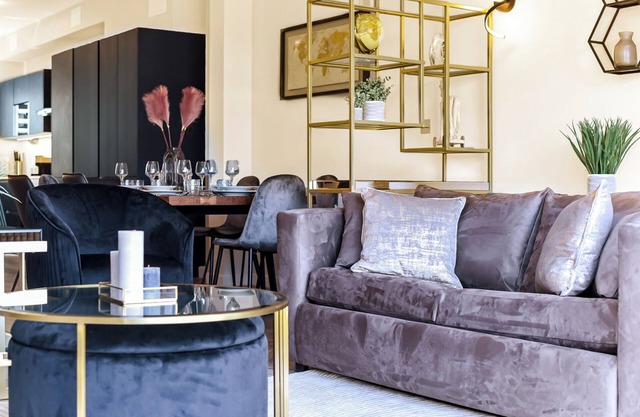 Chic Retreat Residences: 3 BD Haven - Sleeps 10