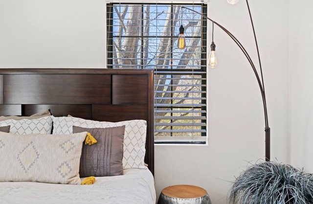 Chic Retreat: Walk to Downtown: Sunset views