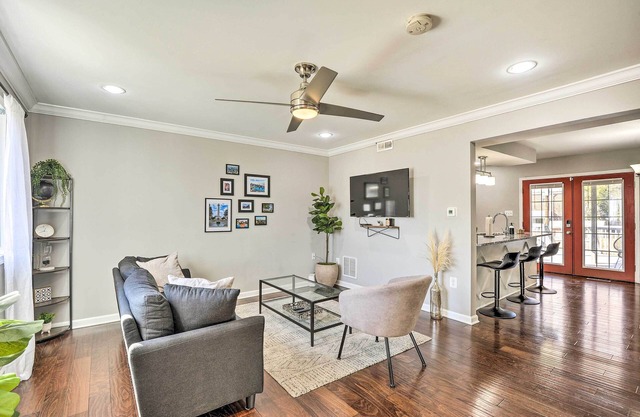 Chic Townhome w/Deck: 6 Mi to Dtwn Baltimore