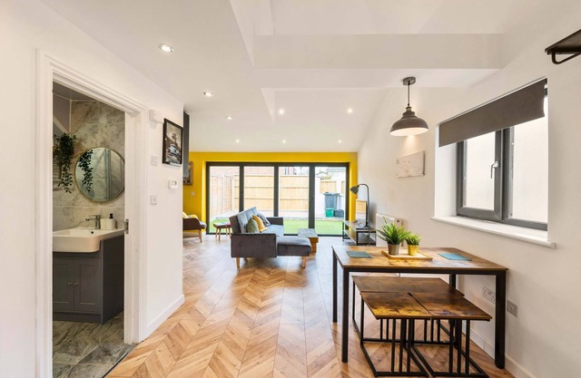 Chic Urban Haven with Double Bed House