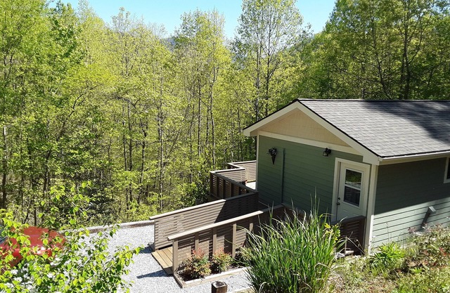 Chimney Rock area , private & a treetop view,1 bedroom house with washer/dryer