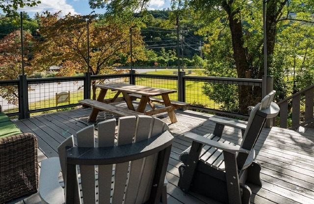 CHIMNEY ROCK VIEW.charming, renovated, spacious 2bedroom cottage in Lake Lure