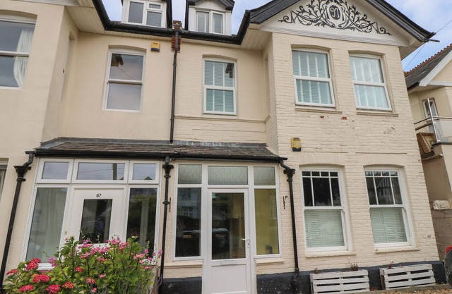 CHINE HEIGHTS, family friendly in Bournemouth