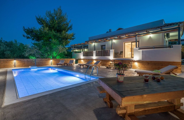 Chloe - 4 Bedroom villa with Private Pool and Garden view