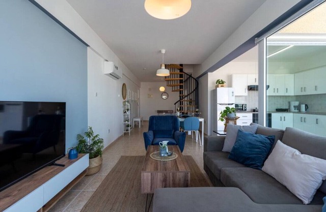 Chloris 3- Bedroom Apartment W/Terrace in Larnaca
