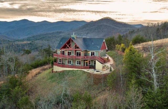 Christmas in the Mtns with Amazing Mountain Views!