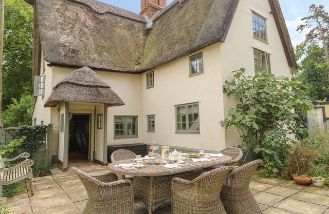 CHURCH COTTAGE AND WATER TOWER, pet friendly, with pool in Kimbolton