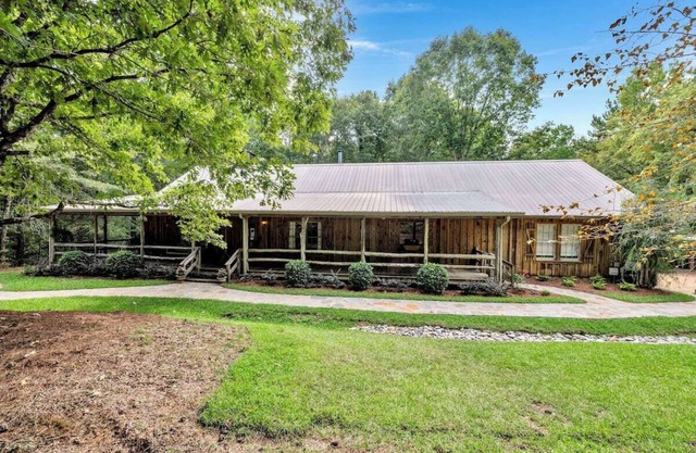 Church Farm cabin is a cozy cabin for an unforgettable stay in central Alabama