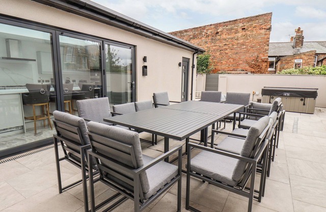 CHURCH VIEW, family friendly, luxury holiday cottage in Scarborough