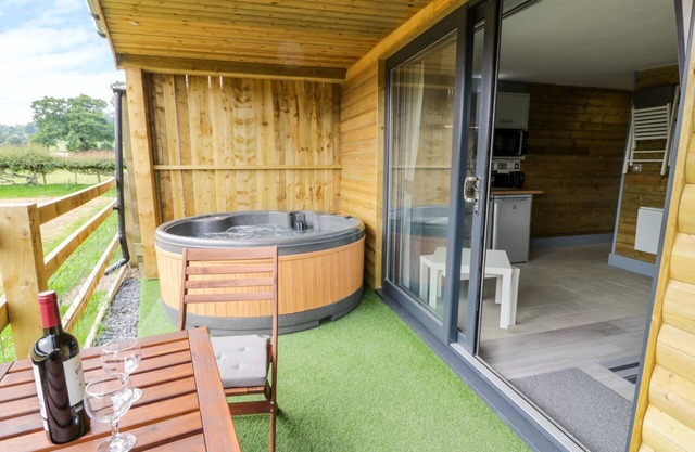 CILAN LODGE, family friendly, with hot tub in Llandrillo