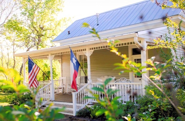Circa 1900 ~ The Cottage at Chappell Hill ~ Private ~ Romantic ~ Pond ~ Fenced