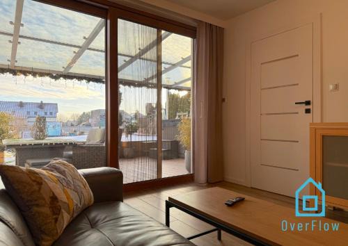 City Break- Spacious Apartment with Jacuzzi- Tranquil Escape 15 Minutes to the Sea and City Center