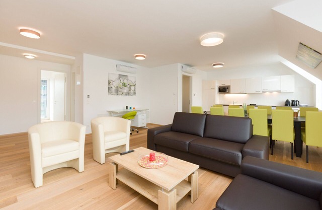 City Center Oasis: Luxe 5BR w/AC, near River
