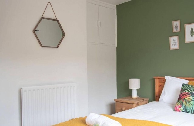 City Centre w/Free Parking 4 Bedroom Sleeps 6