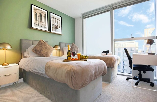 City Centre Apartment - Free Parking - Sky TV