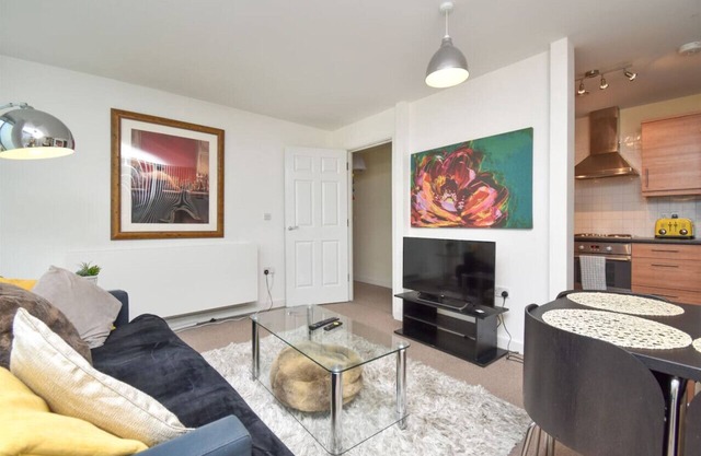 City Centre Flat - Free Parking, SkyTV & Fast Wifi