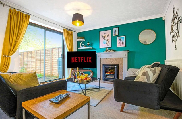 City Centre House Pool Table Driveway Parking SkyTV Fast WiFi