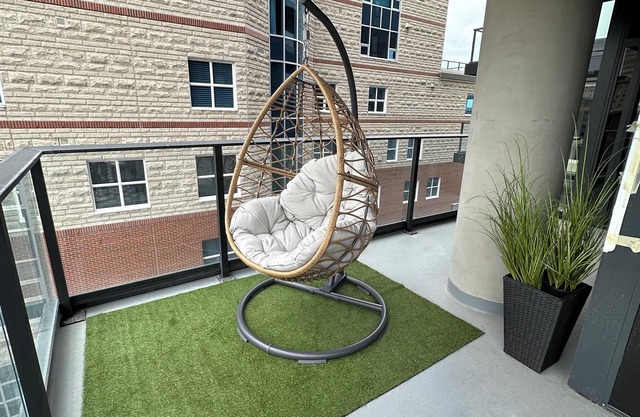 City Lights & River Sights 2BR, AC, XL Patio, Gym