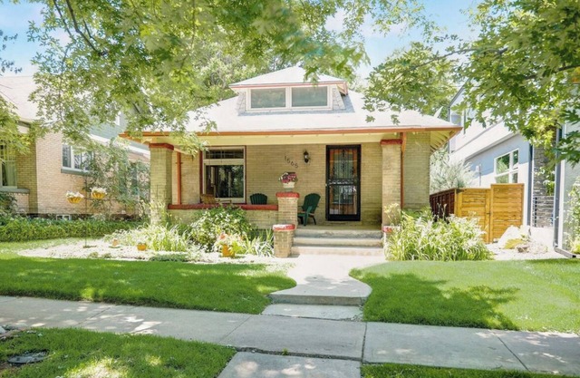 City Park - Newly renovated, cozy 2-bedroom, basement apartment with AC, WiFi