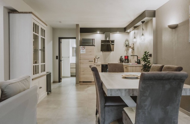 City rock: bright new 2bed/2bath downtown apartment