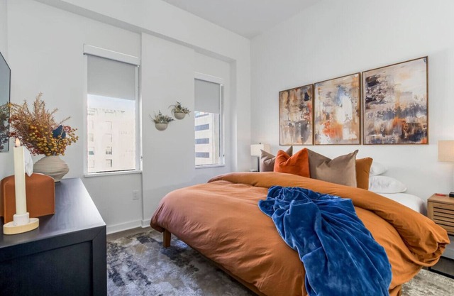 City Sky Lux DT King Bed Apartment No Cleaning Fee
