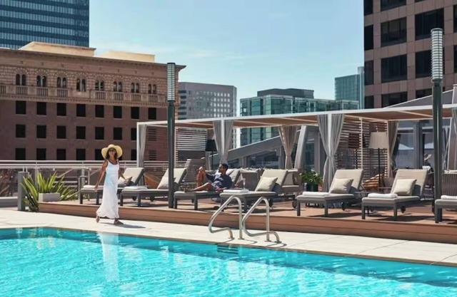 City Skyline Views 3-Bed High-rise Apartment W/Rooftop Pool, Spa & Rooftop Views