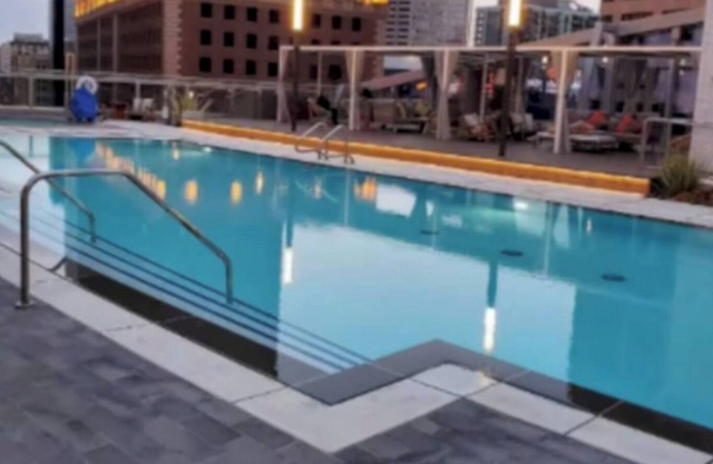 City Skyline Views 3Bed Apt with Rooftop Pool, Spa,& Rooftop deck