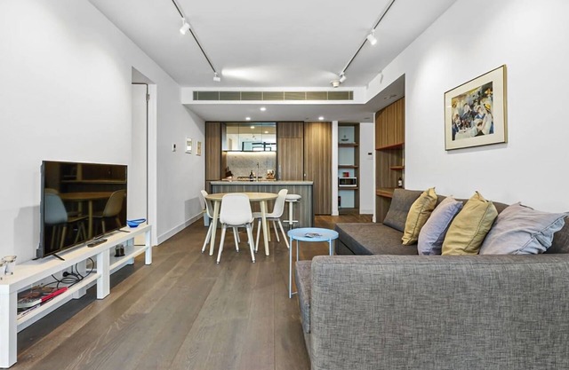 City Views 2BR Gem Near Queen Vic