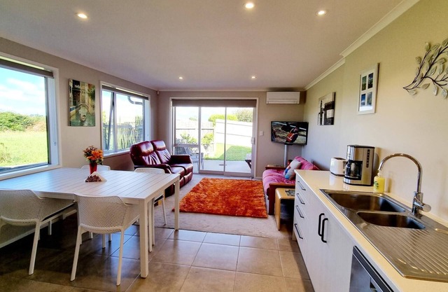 Clarks Beach Getaway. Modern 2-bed apartment, close to great golf course