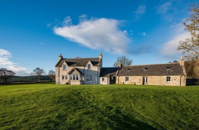 CLASHINDEUGLE FARMHOUSE & ANNEX, pet friendly in Grantown-On-Spey