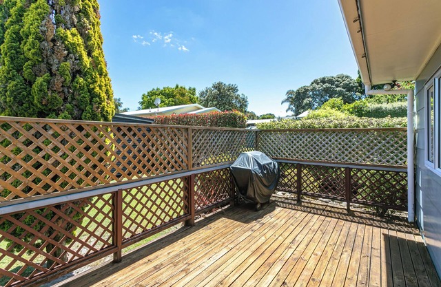 Classic 2BR Whiritoa Bach + Sleepout – Walk to Beach, Lagoon, and Scenic Trails