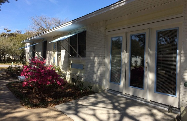 Classic 3 Bedroom 1.5 Bath ,Beach/Ranch Cottage in Excellent Condition