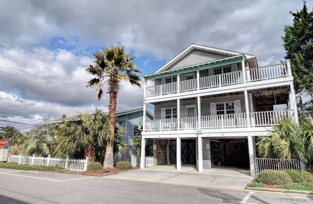 Classic Beach Cottage on Oceanside of Wrightsville Beach-Upper Unit