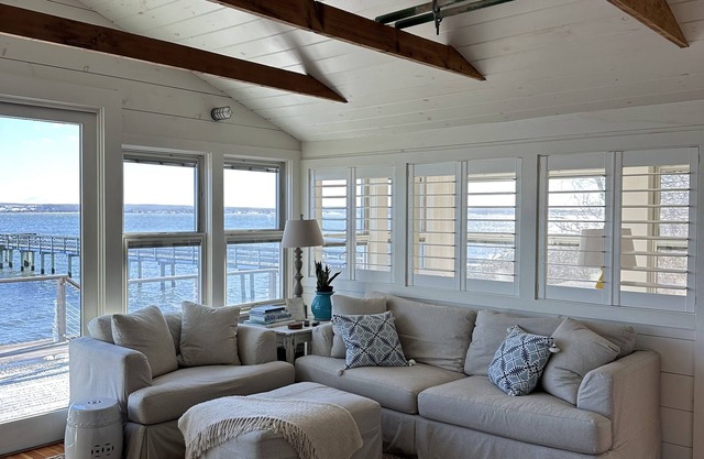 Classic Beachfront Cottage, Newport County, RI