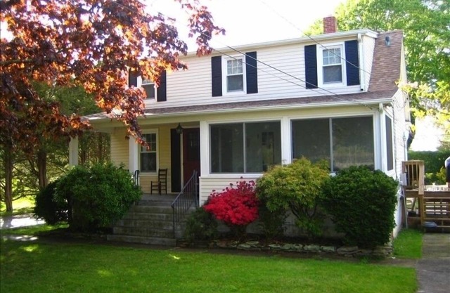 Classic Cozy Cottage in Watch Hill