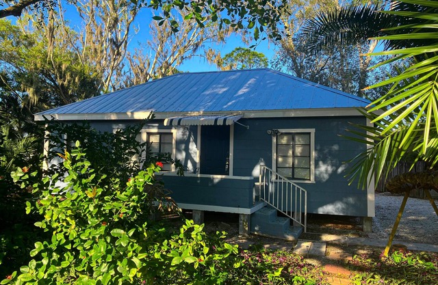 Classic dog-friendly cottage with kitchen, washer/dryer, & central AC