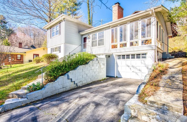 Classic home with WiFi, a full kitchen, central A/C