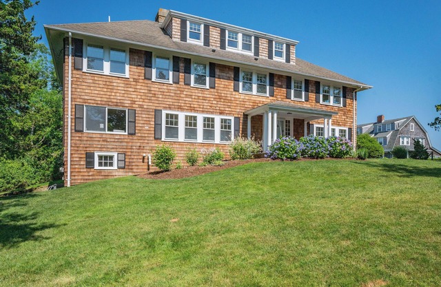 Classic Hyannis Port Family House - Walk to the beach!