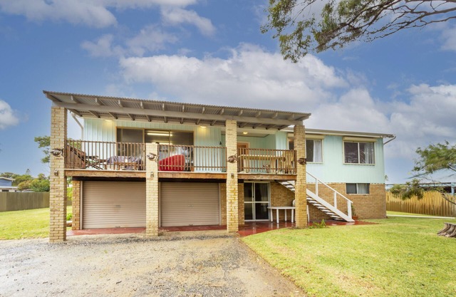 Classic Lancelin split level 70s beach house with ocean views, sleeps 8