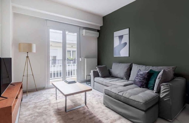 Classic Living 2 Bd Historic Apt w Acropolis View