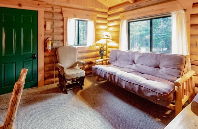 Classic log cabin with firepit - near Bigfork, Flathead Lake & Glacier