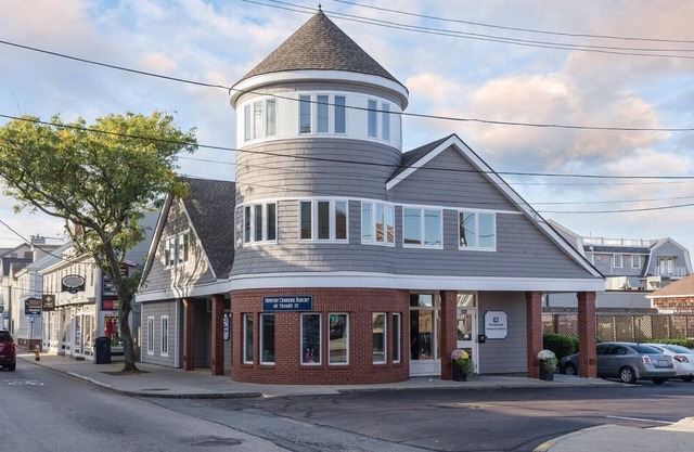 Classic New England Charm At The Heart of Newport-Wyn. Newport Onshore- 2 Bd.