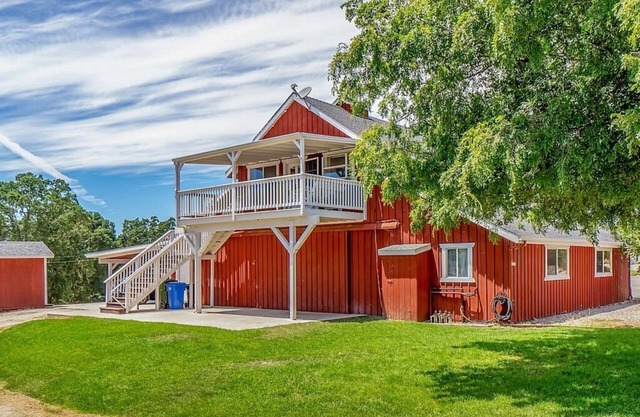 Classic Red Barn Loft w/Views in the Heart of Paso Wine Country & Pet Friendly!