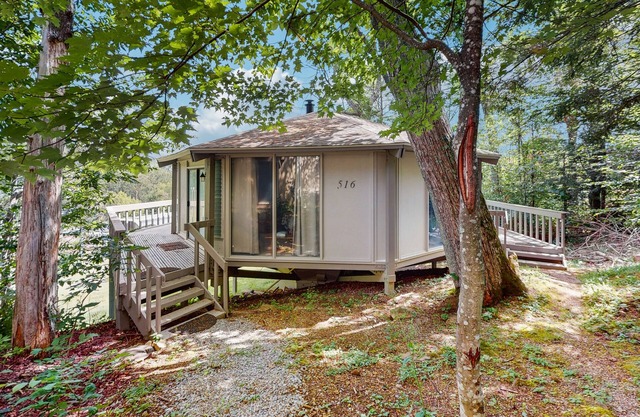 Classic roundhouse Ski In/Out access w/panoramic view, retro fireplace & balcony