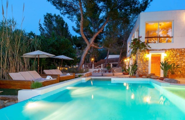 Classic Villa for 12- Pool, BBQ, big outdoor area