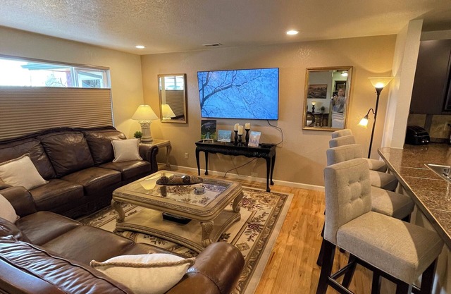 Classy 3 bdrm Great reviews! Awesome Denver Location Only 5 mins to every hi-way