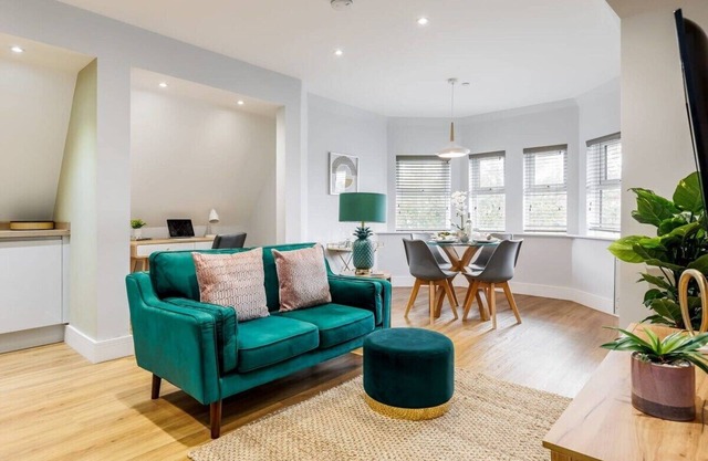 Classy Seaside 1-Bed Apt w/Free Gym & Parking